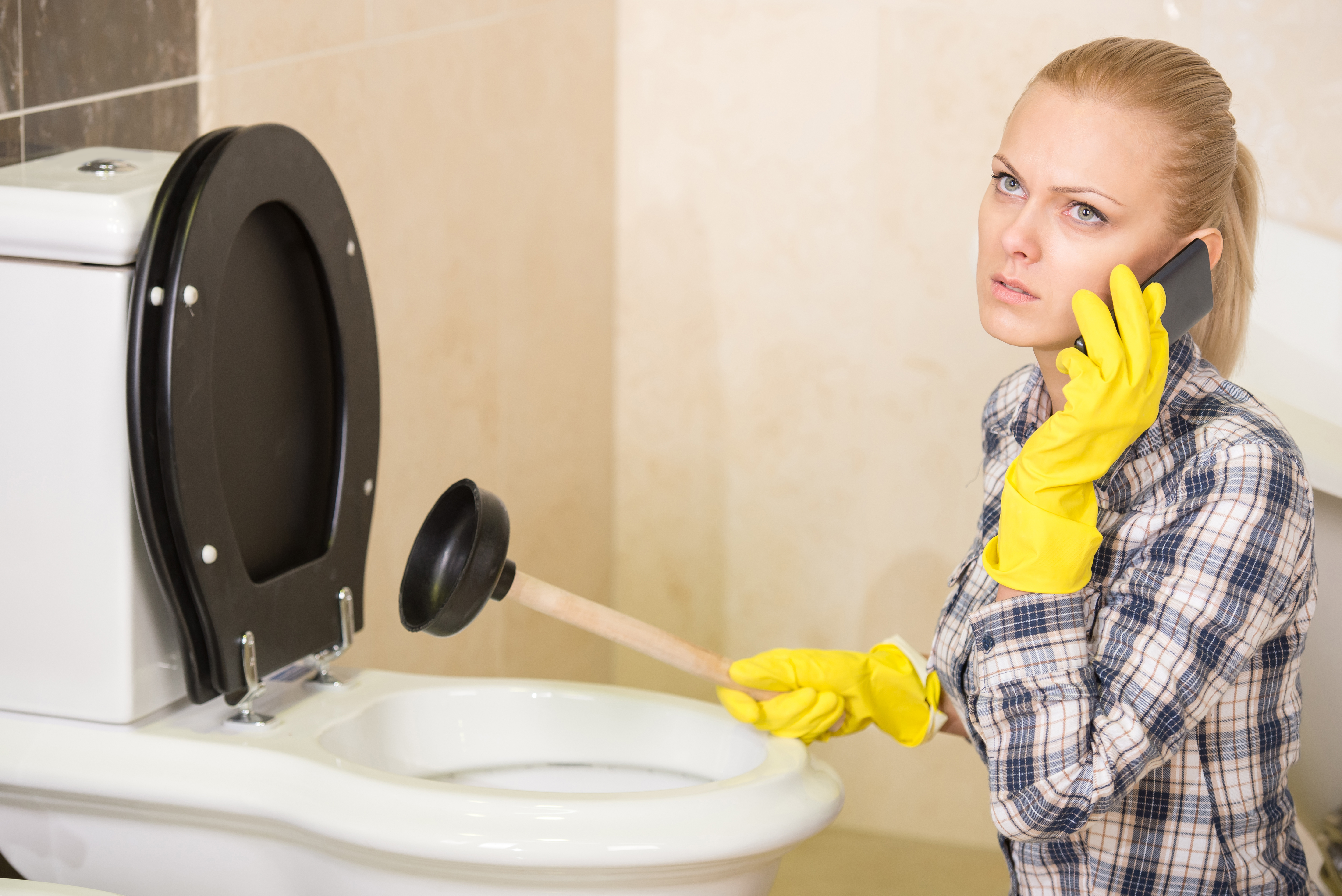 toliet-Fixing-by-housewife